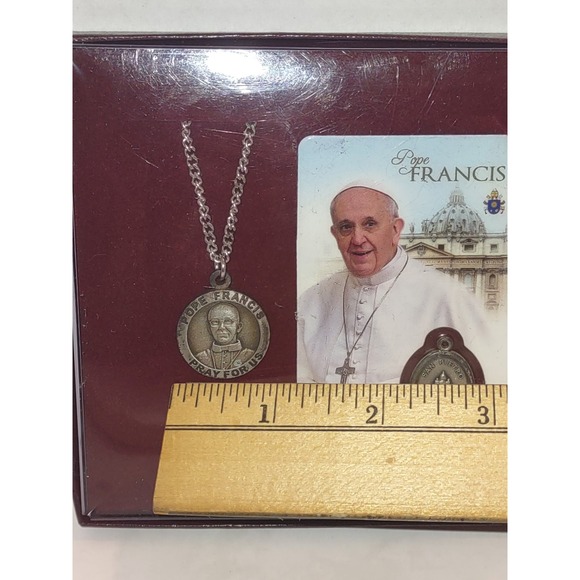 Pope Francis Collectible Pendants 24' Necklace and St Peter Relic Cards Canada - Picture 7 of 10